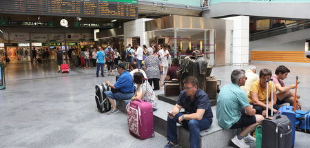 Passagiere am Madrider Bahnhof Puerta de Atocha müssen sich im W...