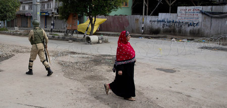 Ein indischer Soldat patrouilliert in Srinagar, in den Sommermon...