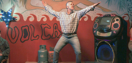 Antonio (Dady Brieva) in der einzigen Bar des Dorfes: »Der Nobel...