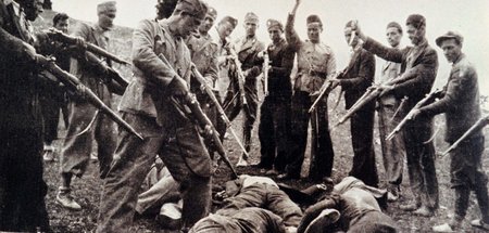 Posierende Soldaten des faschistischen Ustascha-Regimes umringen...