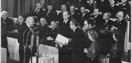 Auch schon 70 Jahre alt, der Nationalpreis der DDR (im Bild: Sta...