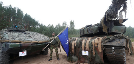Ein niederländischer Soldat mit NATO-Fahne in Rukla, Litauen (11...