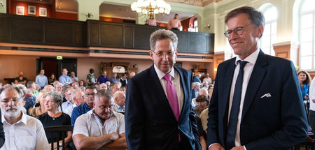 Hans-Georg Maaßen (M.) zusammen mit Landtagspräsident Matthias R...