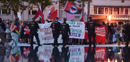 Demonstration in Freiburg gegen das Verbot der Plattform »Linksu...