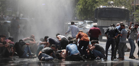 Türkische Polizisten gehen mit Wasserwerfern gegen Demonstranten...