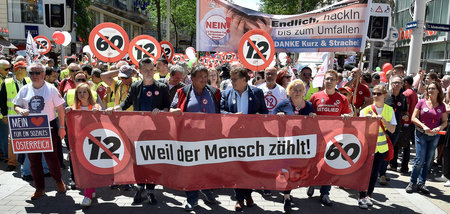 Gewerkschaftsdemonstration gegen den Zwölf-Stunden-Tag am 30. Ju...