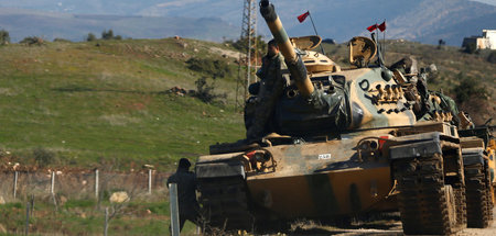 Ein türkischer Panzer in der Nähe der türkisch-syrischen Grenze ...