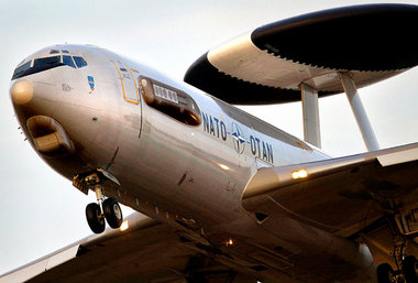 Ein AWACS-Aufklärungsflugzeug landet auf dem NATO-Luftwaffenstüt... Ein AWACS-Aufklärungsflugzeug landet auf dem NATO-Luftwaffenstüt...
