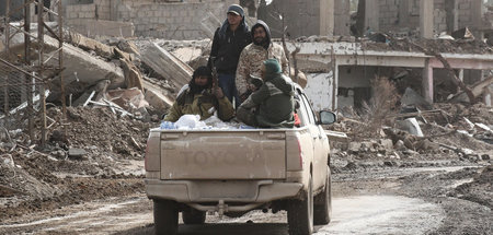 Kämpfer der »Syrischen Demokratischen Kräfte« patrouillieren nac... Kämpfer der »Syrischen Demokratischen Kräfte« patrouillieren nac...