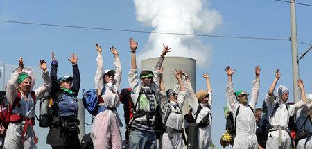 Protest von Klimaaktivisten auf einer Bahnstrecke vor dem Braunk... Protest von Klimaaktivisten auf einer Bahnstrecke vor dem Braunk...