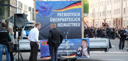 André Poggenburg (3. v. l.) steht am Standort seiner rechten Kun