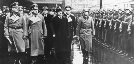 Der sowjetische Außenminister Wjatscheslaw Molotow (Mitte) triff...