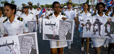 Kubanische Soldatinnen und Soldaten zeigen am 1. Mai in Havanna ...
