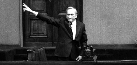 Der »dicke Strich«: Tadeusz Mazowiecki nach seiner Wahl zum poln... Der »dicke Strich«: Tadeusz Mazowiecki nach seiner Wahl zum poln...