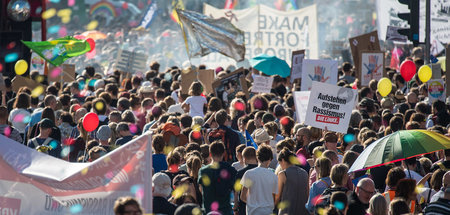 Immer wieder folgen Zehntausende den Aufrufen der »Unteilbar«-Or... Immer wieder folgen Zehntausende den Aufrufen der »Unteilbar«-Or...