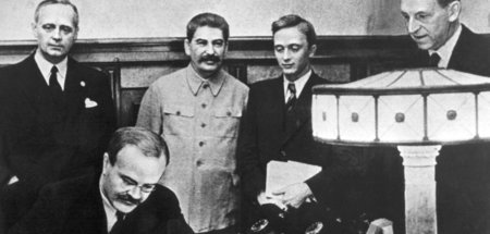 Naziaußenminister Joachim von Ribbentrop (l.) und der sowjetisch... Naziaußenminister Joachim von Ribbentrop (l.) und der sowjetisch...