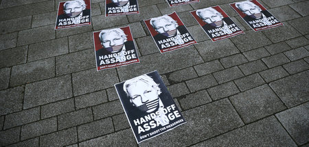 Stummer Beistand für Julian Assange bei einer Anhörung in London...