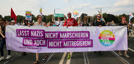 Demonstranten beziehen am Sonnabend in Dresden Stellung gegen di...