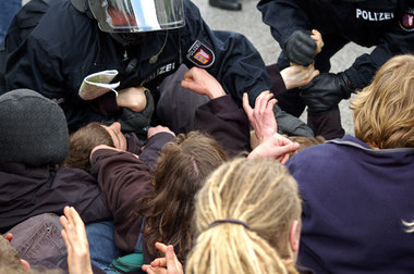 1. Mai in Hamburg: Polizei räumt die Straße für Neofaschisten