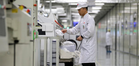 Ein Angestellter von Huawei in Dongguan, China (29.5.2019)