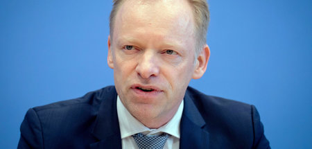 Clemens Fuest, Präsident des Ifo-Instituts, bei einer Pressekonf...