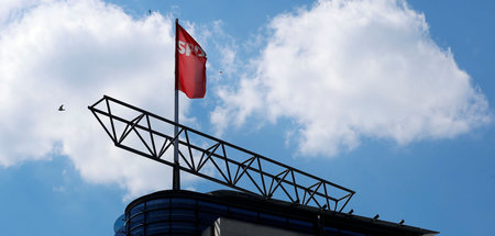 Noch weht die Fahne auf dem Willy-Brandt-Haus in Berlin