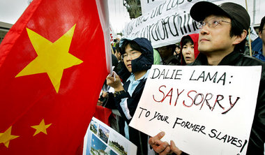 Chinesische Demonstranten am 14. April vor der Universität von  ...