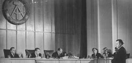 Zeugenaussage des Schriftstellers Peter Edel (r.) am 11.7.1963 i...