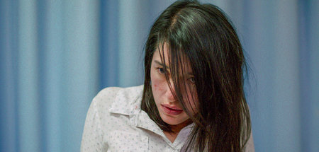 Verónica (Simone Bucio) muss sich im Krankenhaus behandeln lasse...