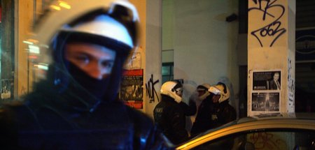 Einsatzkräfte blockieren den Zugang zum Exarchia Platz im Zentru...