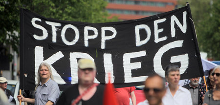 Friedensdemo im Rahmen der Ostermärsche 2014 in Frankfurt am Mai...