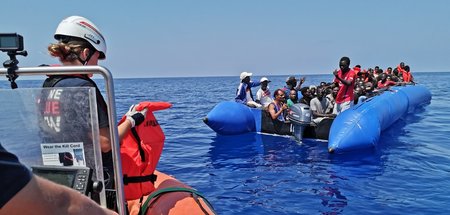 Das Rettungsschiff »Eleonore« nimmt am Montag rund 100 Migranten