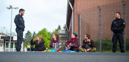 Blockade der Zufahrt zum Rheinmetall-Werk in Unterlüß (Mai 2017)