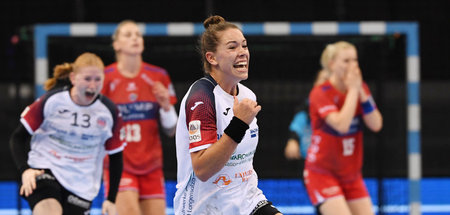 Drittes Mal DHB-Pokal: Spielerinnen des Thüringer HC jubeln nach...