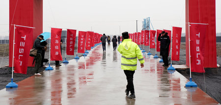 Beijing rollt US-Konzernen den roten Teppich aus. Grundsteinlegu...