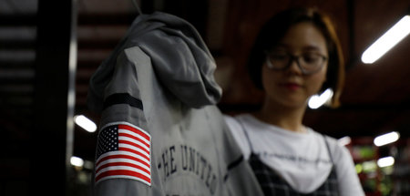 Eine Jacke der US-Olympiaauswahl wird in einer Fabrik der Maxpor...