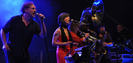 Eklektisch, wild, intelligent: Hazmat Modine (l.) beim Weltmusik...
