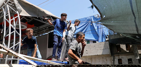 Kinder am Mittwoch in Gaza-Stadt während der Beisetzung eines de...