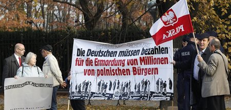 Demonstranten zeigen am 2. November 2018 in Warschau Plakate mit...
