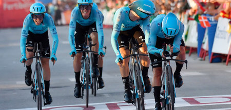 Haben übrigens gewonnen, zumindest den Auftakt: Die Fahrer von T...