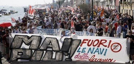 Demonstration gegen das Anlanden von Kreuzfahrtschiffen in der L...