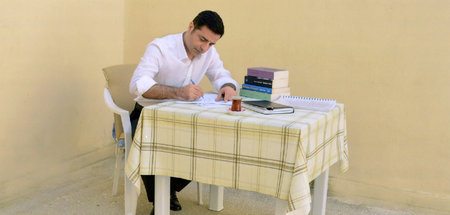 Bleibt einstweilen in Haft: Selahattin Demirtas in seiner Gefang