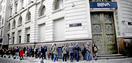 Droht ein Banken-Run? Argentinier stehen am Montag Schlange vor ... Droht ein Banken-Run? Argentinier stehen am Montag Schlange vor ...