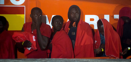 Gerettete Flüchtlinge am Montag auf einem Rettungsboot der spani