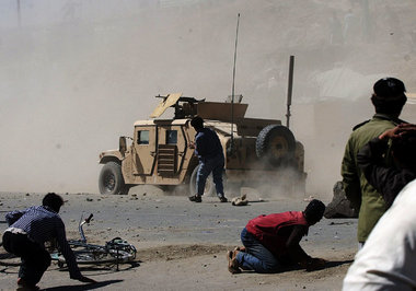 Mit Steinen gegen die Besatzer: Kabul am Montag