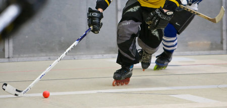 Eishockey ohne Eis und mit Ball statt Puck: Inlineskaterhockey Eishockey ohne Eis und mit Ball statt Puck: Inlineskaterhockey