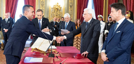 »Fünf-Sterne-Chef« und neuer Außenminister Luigi di Maio schütte... »Fünf-Sterne-Chef« und neuer Außenminister Luigi di Maio schütte...