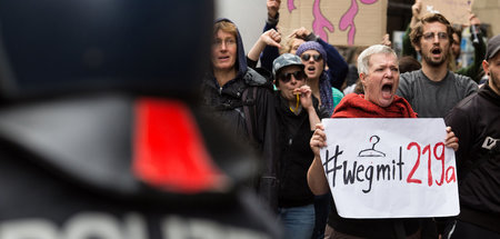 Feministische Gegenproteste gegen den christlich-fundamentalisti... Feministische Gegenproteste gegen den christlich-fundamentalisti...