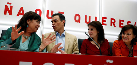 Spaniens amtierender Premierminister Pedro Sánchez (2. v. l.) mö...