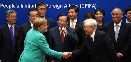 Bundeskanzlerin Angela Merkel am Freitag in Beijing im Gespräch ...